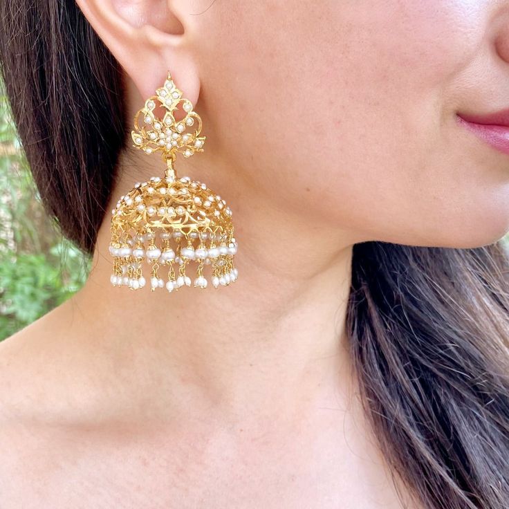 large jhumka earrings Big Jhumka Earrings, 22k Gold Jewelry Necklaces, 22k Gold Jewelry, Fancy Jewellery Designs, Pearl Necklace Set, Gold Jewelry Necklace, Jewelry Techniques, Emerald Necklace, Fancy Jewellery