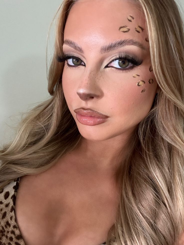 Cheetah Face Makeup Halloween, Jaguar Costume Women, Cat Makeup Costume, Leopard Costume Women Makeup, Halloween Costumes Animals Women, Leapord Costume Halloween, Leopard Couple Costume, Leopard Costume Aesthetic, Leapord Costumes Women