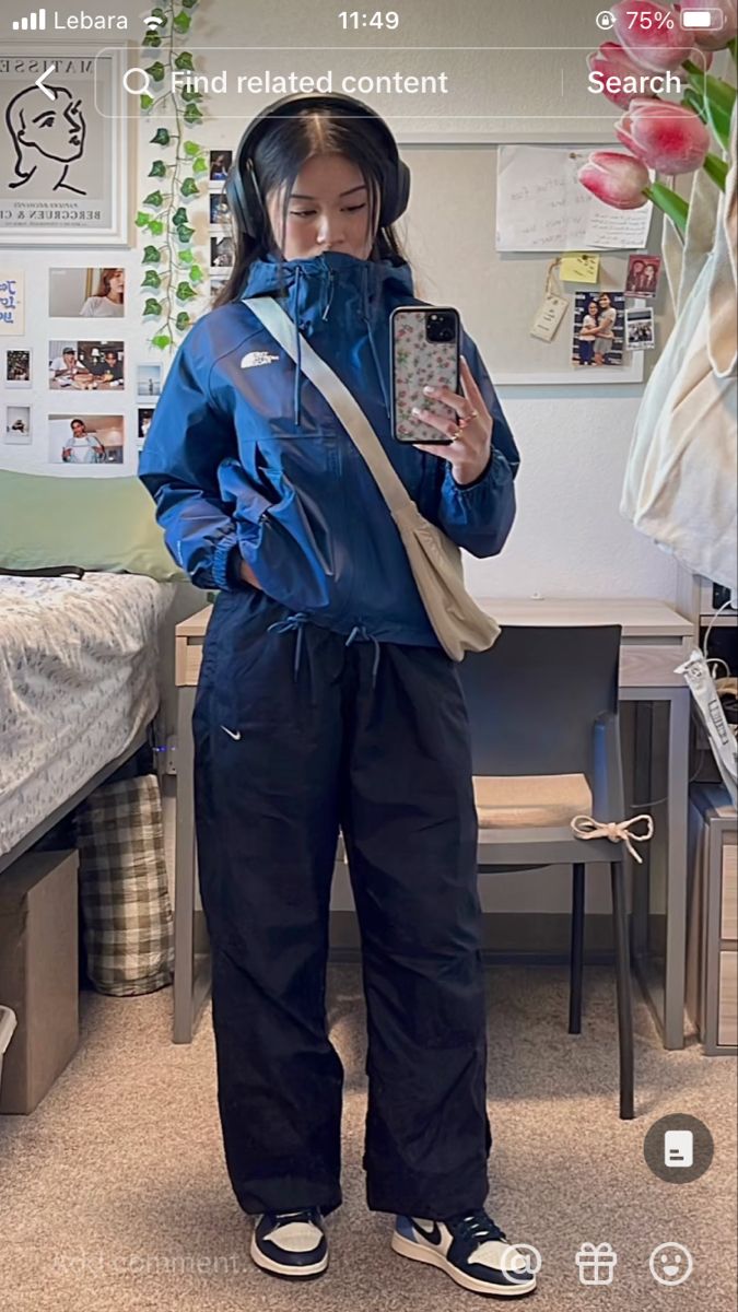 Sony Xm4 Headphones, Xm4 Headphones, Sony Xm4, Rainy Weather Outfits, Rainy Outfit, Cold Day Outfits, Weather Aesthetic, Tomboy Stil, Pakaian Hipster