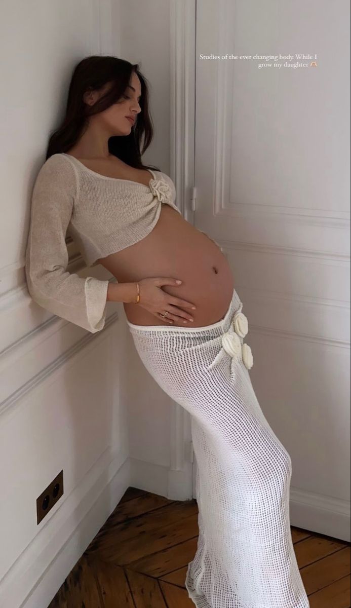 Bump Fashion, Cute Pregnancy Pictures, Pretty Pregnant, Bump Style, Fashion Portfolio, Pregnant Woman, Maternity Pictures, Pregnant Women, Bump