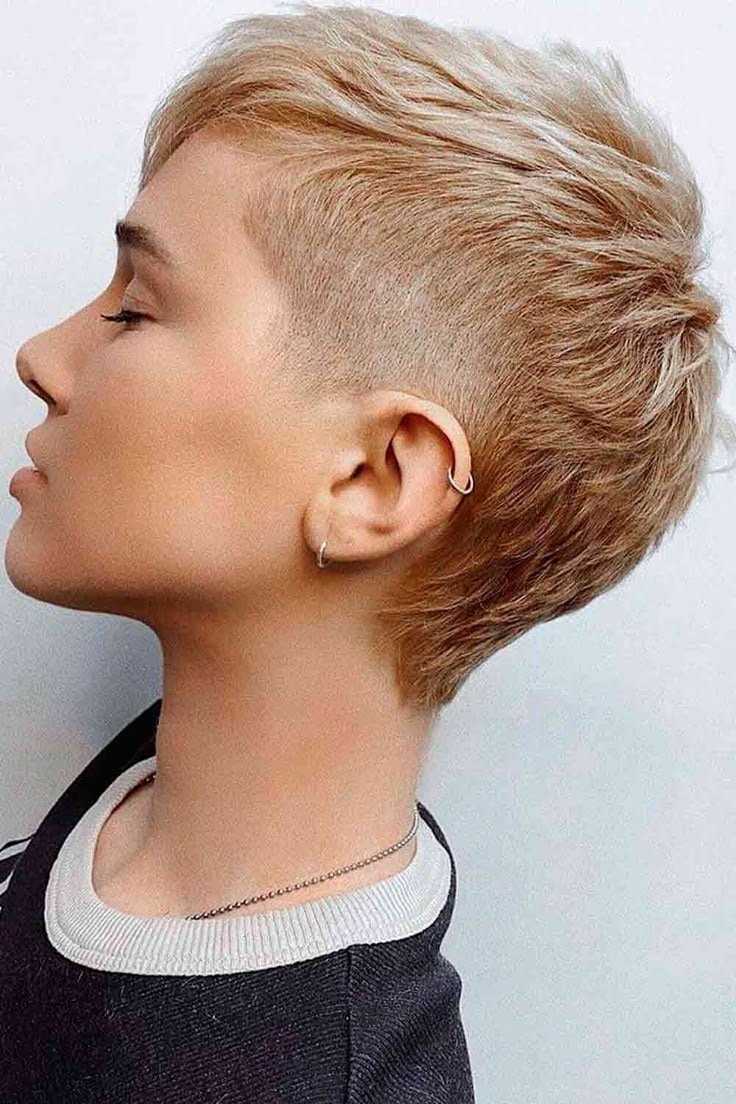 Tapered Undercut, Fade Haircut Women, Fade Hairstyle, Short Punk Hair, Monochrome Makeup Look, Taper Fade Haircut, Mullet Haircut, Tapered Haircut, Mohawk Hairstyles