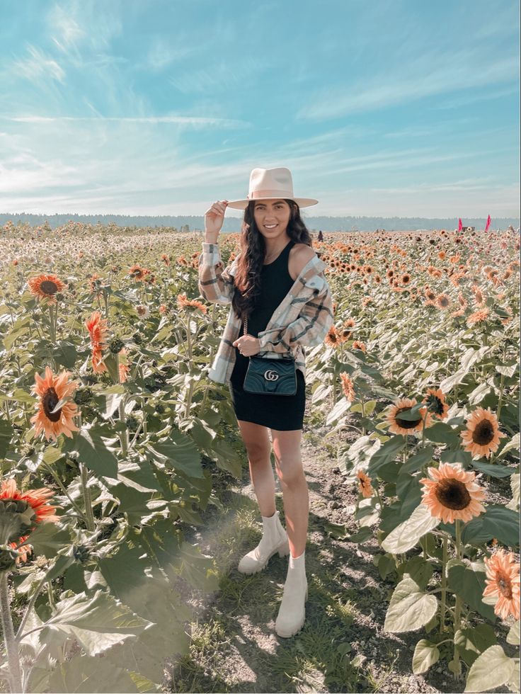 Sunflower Field Outfit, Field Outfit, Shacket Outfit, Outfit Pictures, Pocket Full Of Sunshine, Sunflower Field, Fall Inspo, Sunflower Fields, Date Outfits