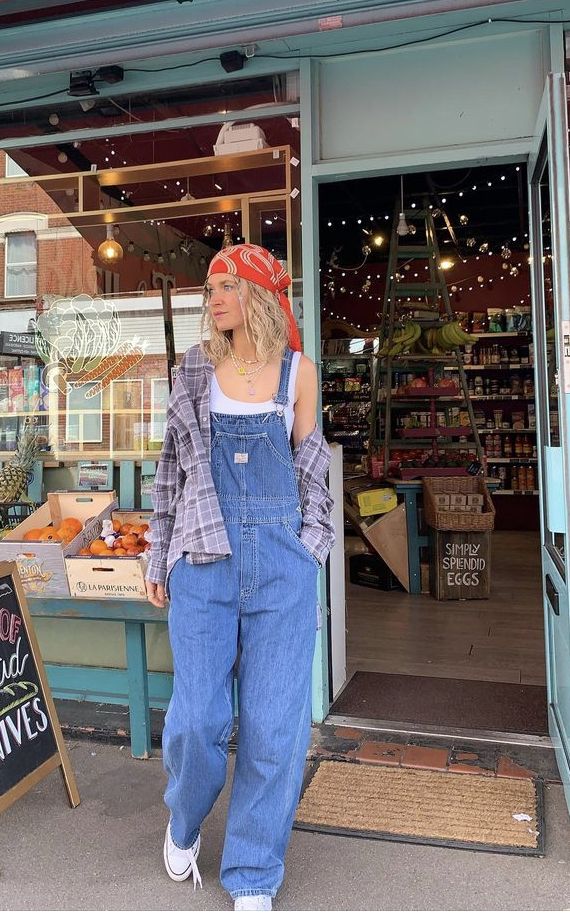 90s Fashion Dungarees, Friends Overalls Outfit, 2000s Fashion Overalls, Overalls 80s Outfit, Overalls And Sweatshirt, Baggy Denim Overalls Outfit, Overalls Pants Outfit, 90 Overalls Outfit, Navy Overalls Outfit