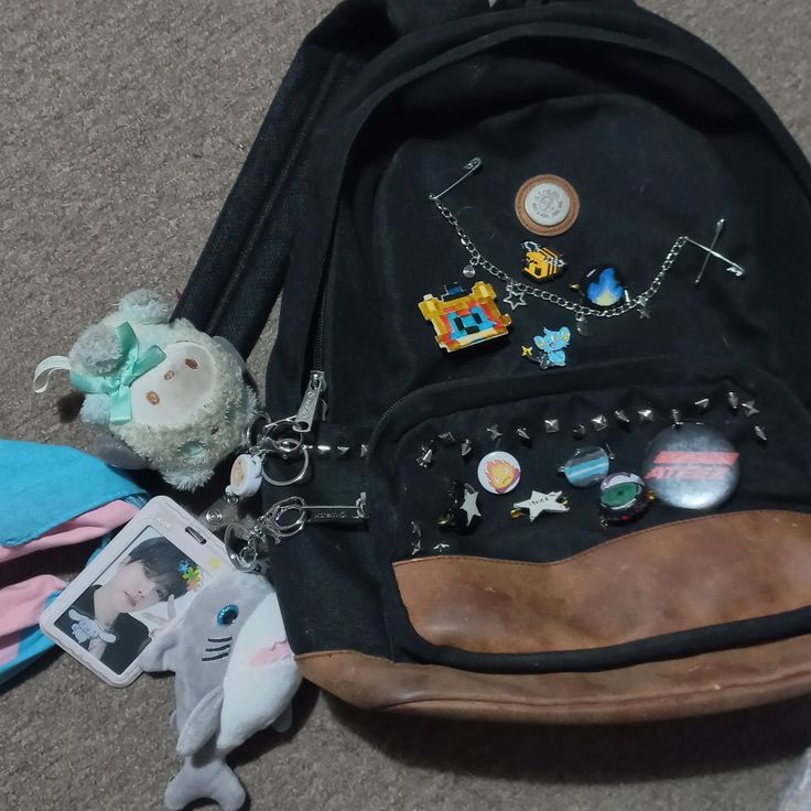 Backpack With Pins, Mochila Jansport, Backpack Ideas, Diy Kandi, School Bag Essentials, Inside My Bag, Bag Pins, Backpack Decoration, What In My Bag