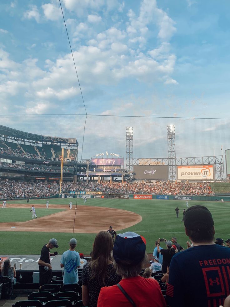 minnesota twins vs chicago white sox fourth of july game mlb stadium Phillies Aesthetic, Mlb Wife, Mlb Stadium, Liz Tomforde, Mlb Stadiums, Game Aesthetic, Dancing On My Own, White Sox Baseball, Usa Cities