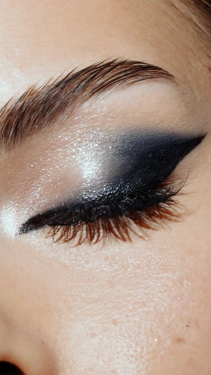 Natasha Denona | 🚨NYE GLAM ALERT🚨 Ring in the New Year the right way with my must-have Xenon Eyeshadow Palette and this gorgeous midnight smokey eye look✨.… | Instagram Nye Smokey Eye, Dark Make Up Looks Eyeshadows, Black And White Eyeshadow Looks, Eye Makeup New Years Eve, White And Black Eyeshadow, Party Make Up Night, Black Makeup Eye, New Years Eve Eyeshadow, New Years Eyeshadow Looks