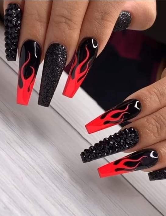 Ongles Goth, Red Black Nails, Black Acrylic Nail Designs, Long Square Nails, Halloween Acrylic Nails, Red Acrylic Nails, Goth Nails, Red Nail Designs, Black Nail Designs