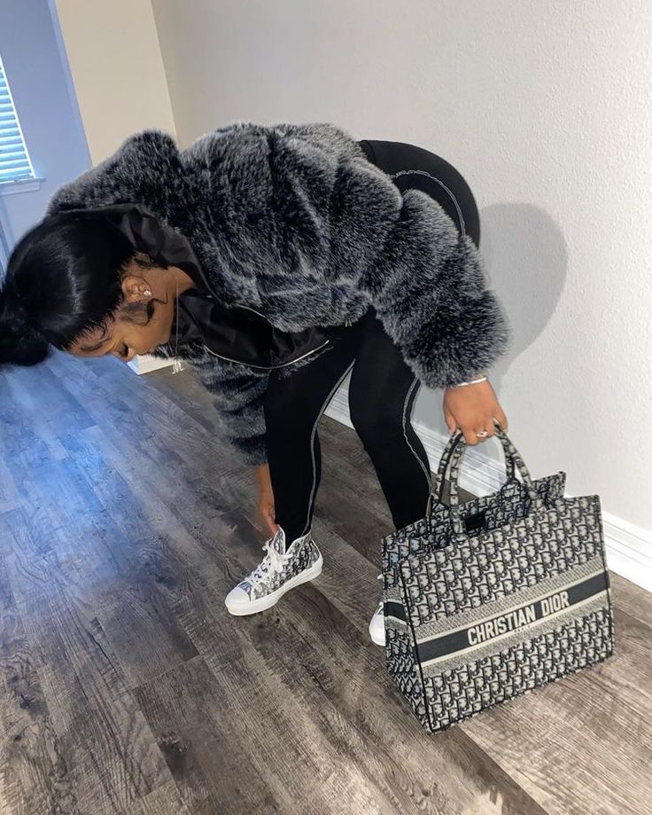 Dior Sneakers Outfit, Christian Dior Outfits, Sneakers Outfit Women, Balenciaga Outfits, Dope Pictures, Winter Drip, Outfit Closet, 16th Birthday Outfit, Ig Baddies