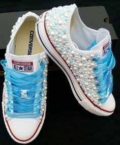 Nupcial boda Converse Converse Bling & perlas Custom Converse For Wedding, Chuck Taylors Wedding, Converse White High, Bridal Converse, Bedazzled Shoes, Bridal Sneakers, Bling Converse, Wedding Converse, Wedding Sneakers