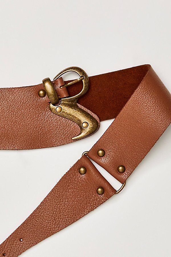 Designed to add an effortlessly essential touch to absolutely every outfit, this so cool hip belt is featured in a luxe leather fabrication and asymmetric style with defined metal buckle at center for a super cool finish. | Hampton Hip Belt by Free People in Brown, Size: S/M Belt Hacks, Belts Aesthetic, Hip Belts, How To Look Expensive, Plus Size Fashion Tips, Hip Belt, Soft Bag, Flattering Tops, Big Belly