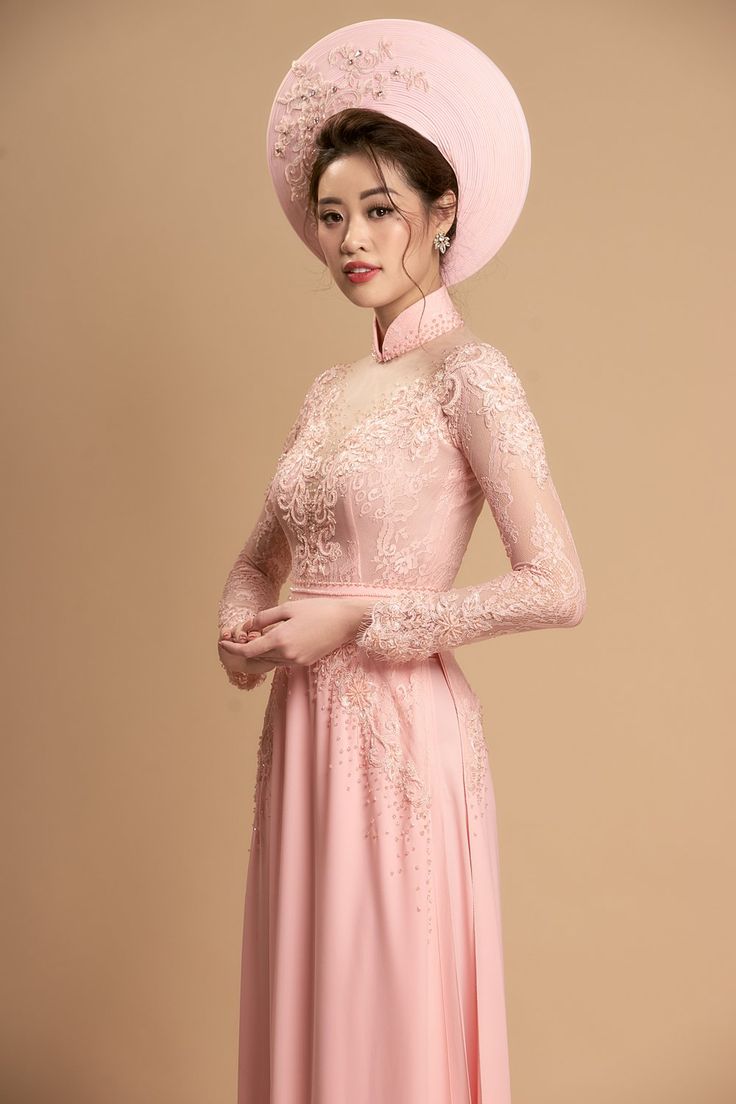 Traditional collar Fabric: Lace, crepe, beading Long sleeves Type: Modern ao dai Traditional Vietnamese Dress, Bridal Ao Dai, Traditional Vietnamese Clothing, Wedding Ao Dai, Vietnamese Wedding Dress, Butterfly Wedding Cake, Modern Ao Dai, Vietnamese Clothing, Vietnamese Wedding