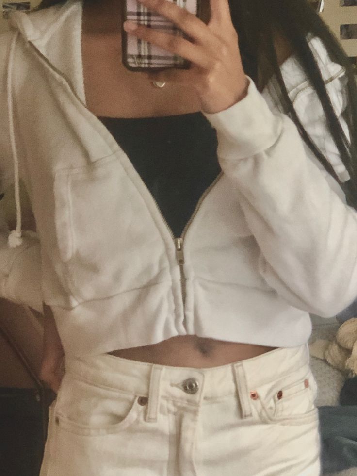 White Crop Zip Hoodie Outfit, Creme Zip Up Hoodie Outfit, White Zip Up Jacket Outfit, White Zipper Hoodie Outfit, White Cropped Hoodie Outfit, White Cropped Zip Up Hoodie Outfit, White Zip Up Outfit, White Cropped Jacket Outfit, Cropped Zip Up Hoodie Outfit