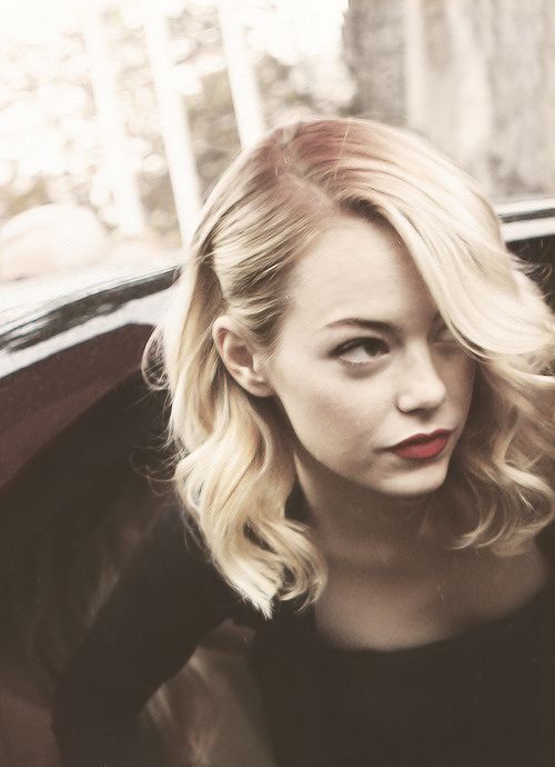 Beautiful vintage style hair on Emma Stone. Side part and loose waves. Curls For Medium Length Hair, Wedding Hairstyles Medium Length, Medium Curls, Best Wedding Hairstyles, Shoulder Length Hair Cuts, Wedding Hair Down, Penteado Cabelo Curto, Vintage Diy, Olivia Palermo