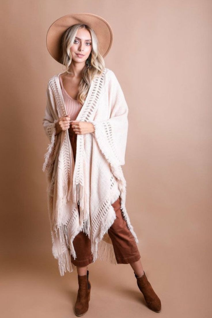 Winter Outfits Oversized Kimono, Ruana Wrap, Cozy Wrap, Boho Fringe, Boho Kimono, Beautiful Knitting, Wrap Sweater, Boho Vibe, Look Chic