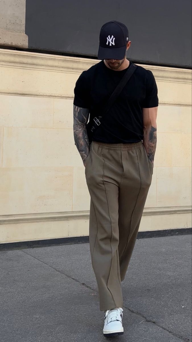 Style 2023 Men Fashion, Streetwear Neutral Colors, Street Wear 2023 Men, American Men Style, Outfit Idea Men Streetwear, Fall Street Style Men, Model Off Duty Men Style, Outfits For Built Guys, Men's Fashion Inspiration