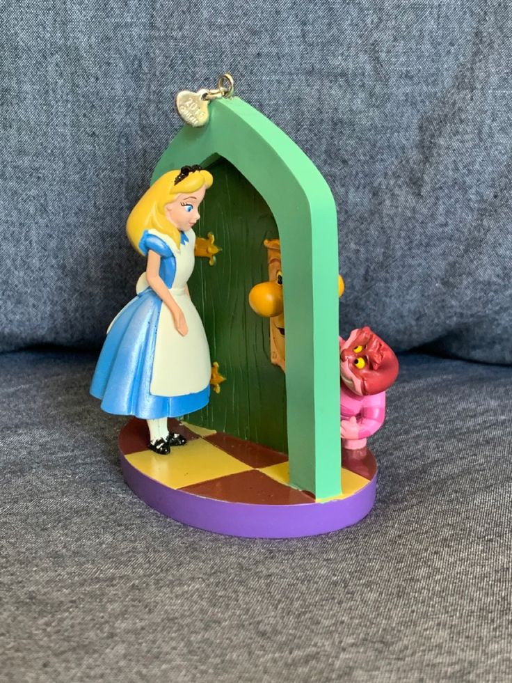 Disney Sculpture, Alice And Cheshire Cat, Alice In Wonderland Diy, Disney Princess Cartoons, Disney Figurines, Disney Ornaments, Disney Decor, Alice In Wonderland Party, Disney Bag