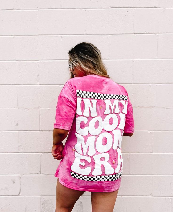 ‘In My Cool Mom Era’ Oversized Puff Print Tee no Summer T Shirt Outfits, Cricket Shirt Ideas, Cute Shirt Designs Vinyl, Women T Shirt Design Ideas, Trending Graphics, Fabric Outfits, Cricket Designs, In My Era, Pink Tye Dye