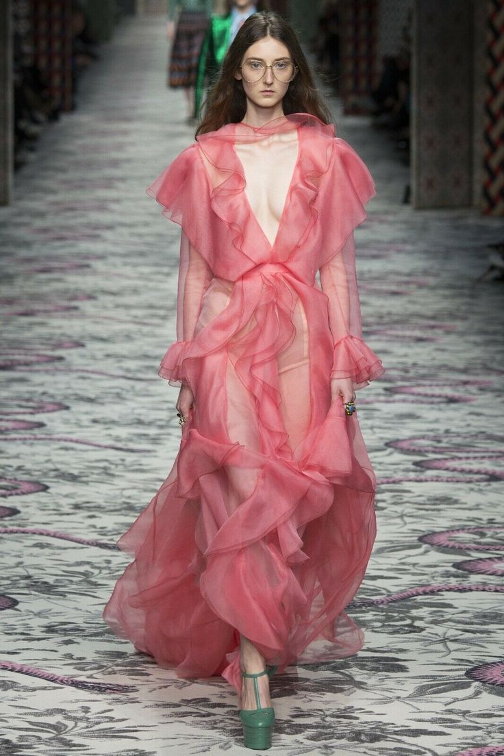 Sheer Outfit, Mode Rose, Gucci Spring, 2016 Fashion Trends, Ruffle Flower, Fashion Institute, 2016 Trends, Milano Fashion Week, Runway Trends