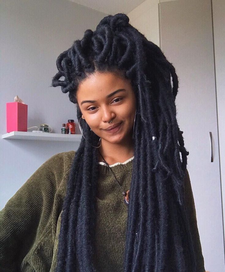 Free Locs Women, Rihanna Locs Style, Riri Locs Hairstyle, Marley Locs Styles Faux Dreads, Riri Locs, Rihanna Locs, Hairstyles On Locs, Lox Journey, Artificial Locs