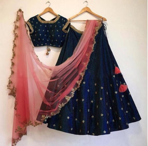 Lehenga Purple, Indian Frocks, Lehenga Sarees, Purple Skirts, Design Lehenga, Chania Choli, Dresses To Buy, Blouse Lehenga, Silk Lehenga Choli