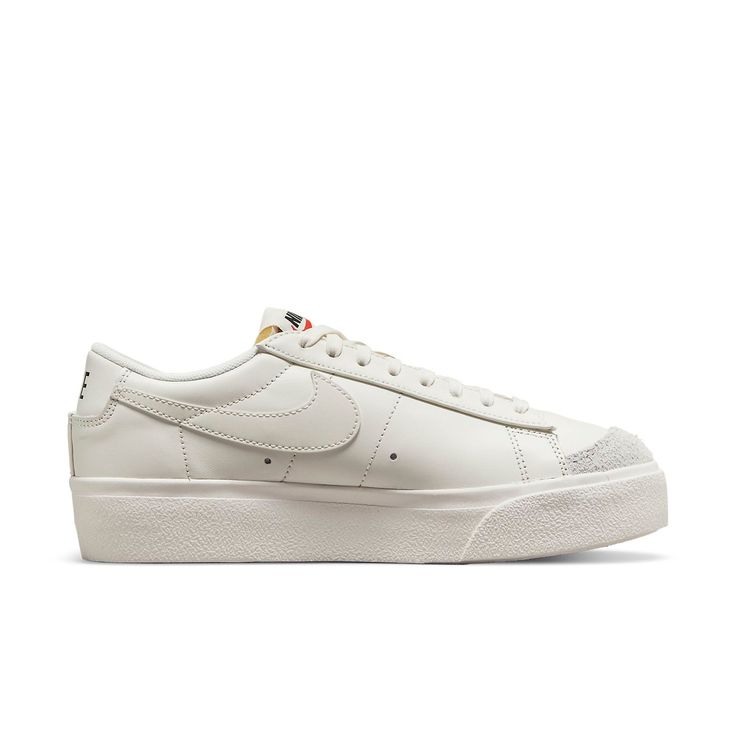 Nike Blazer Low Platform DJ0292-105 Nike Blazer Women, Low Top Nikes, Blazers Shoes, Nike Blazer Low, Blazer Low, Tenis Nike, Blazer Women, Nike Blazer, White Blazer