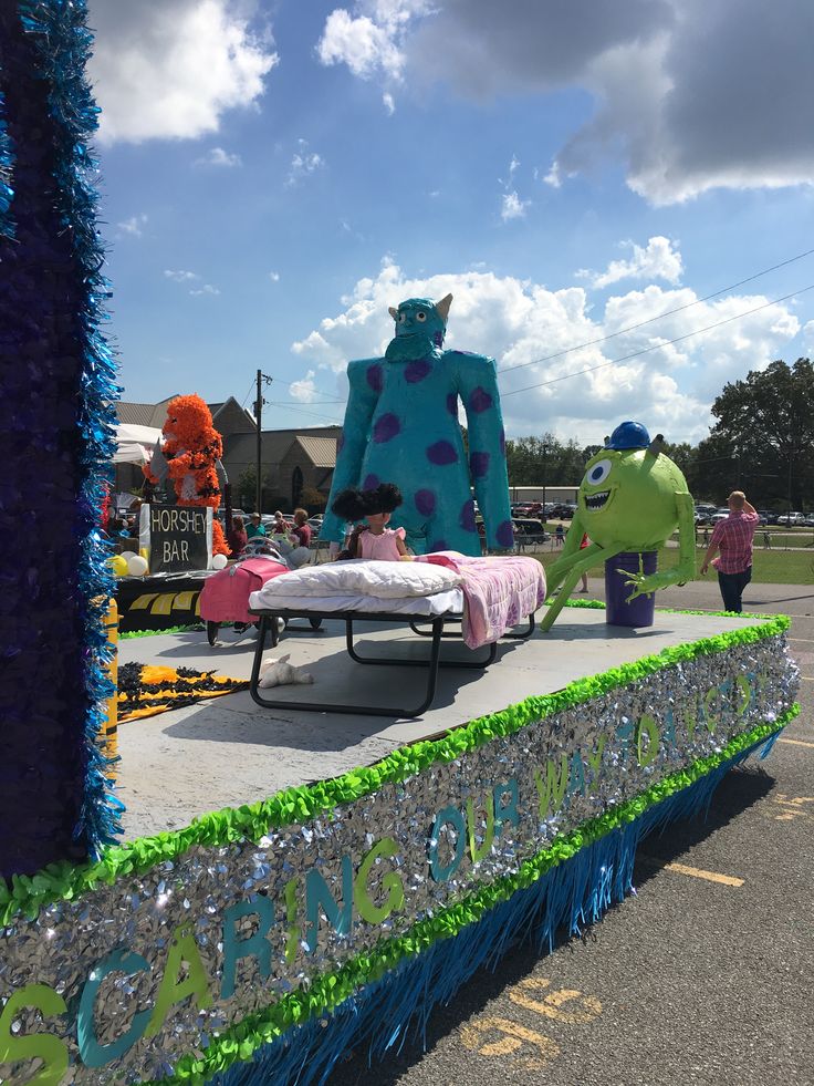 the float is decorated with green and purple decorations