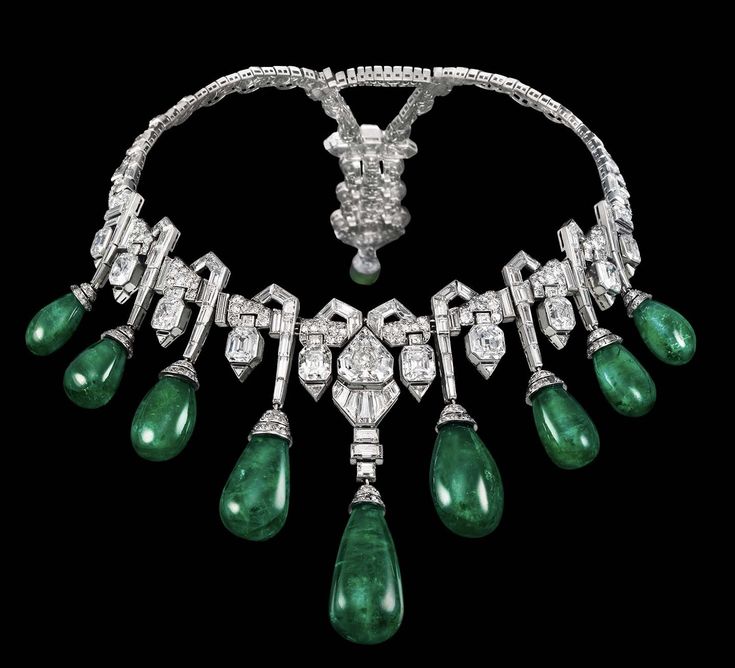 Emerald And Diamond Necklace, Bijoux Art Deco, Art Deco Emerald, Walmart Jewelry, Bridal Fashion Jewelry, Fringe Necklace, Royal Jewels, Emerald Necklace, Deco Jewelry