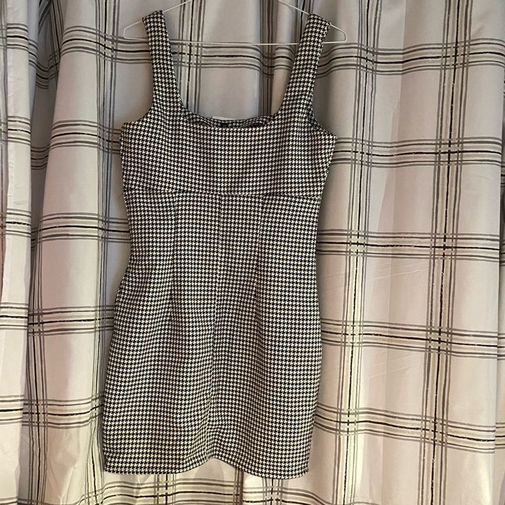 Brand New W/Tags Mini Dress From H&M. Tagged Size Small But A Little Big And Loose In The Chest Area. #Hm #Gingham #Dress White Cotton Mini Plaid Dress, White Cotton Plaid Mini Dress, White Cotton Mini Length Plaid Dress, Chic White Plaid Cotton Dress, White Cotton Plaid Chic Dress, Fitted White Mini Dress With Houndstooth Pattern, Chic White Cotton Plaid Dress, Fitted White Houndstooth Mini Dress, Casual Sleeveless Houndstooth Mini Dress