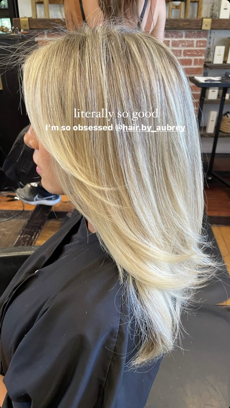 Acquired Style Hair, Blonde Hair With Face Framing Layers, 90s Haircuts Women, Blonde Hair Inspiration Short, Blond Hair Inspiration, Blond Strands, Scandinavian Hairline Blonde, Beach Blonde Highlights, Layered Bangs