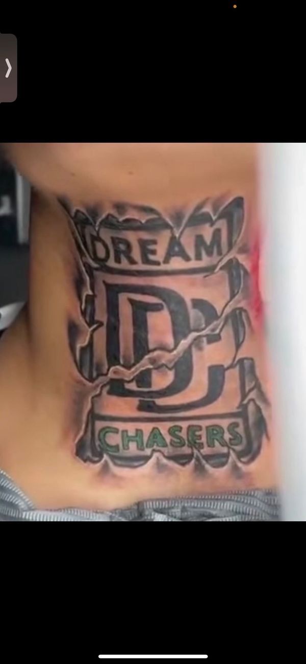 a woman's stomach with the words dream chasers on it