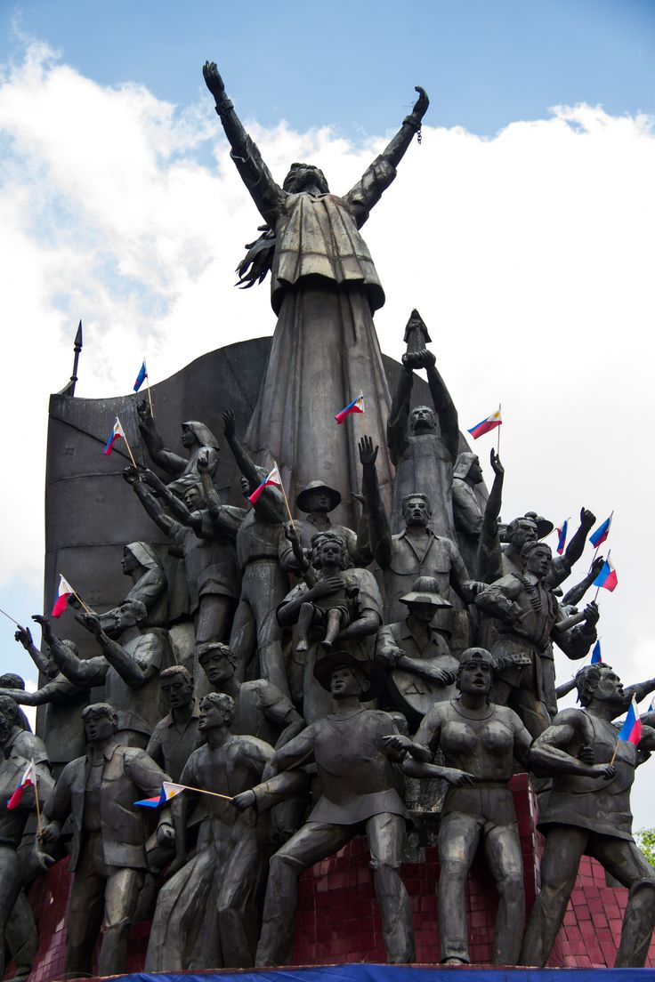 the statue is surrounded by many statues