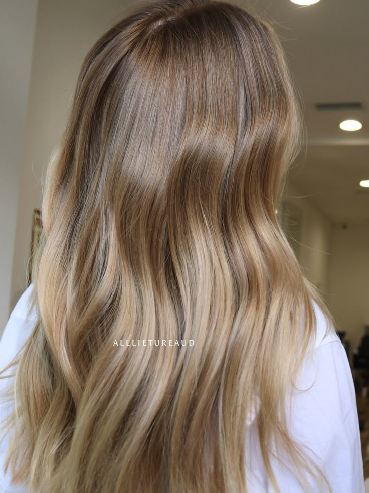 Brown With Natural Blonde Highlights, Dark Blonde Light Blonde Highlights, Soft Buttery Blonde Hair, Lived In Beige Blonde Balayage, Jessica Biel Hair Blonde, Cool Crystal Blonde, Natural Blonde Baylage, Dark Blonde Hair Babylights, Light Brown Hair With Babylights Natural