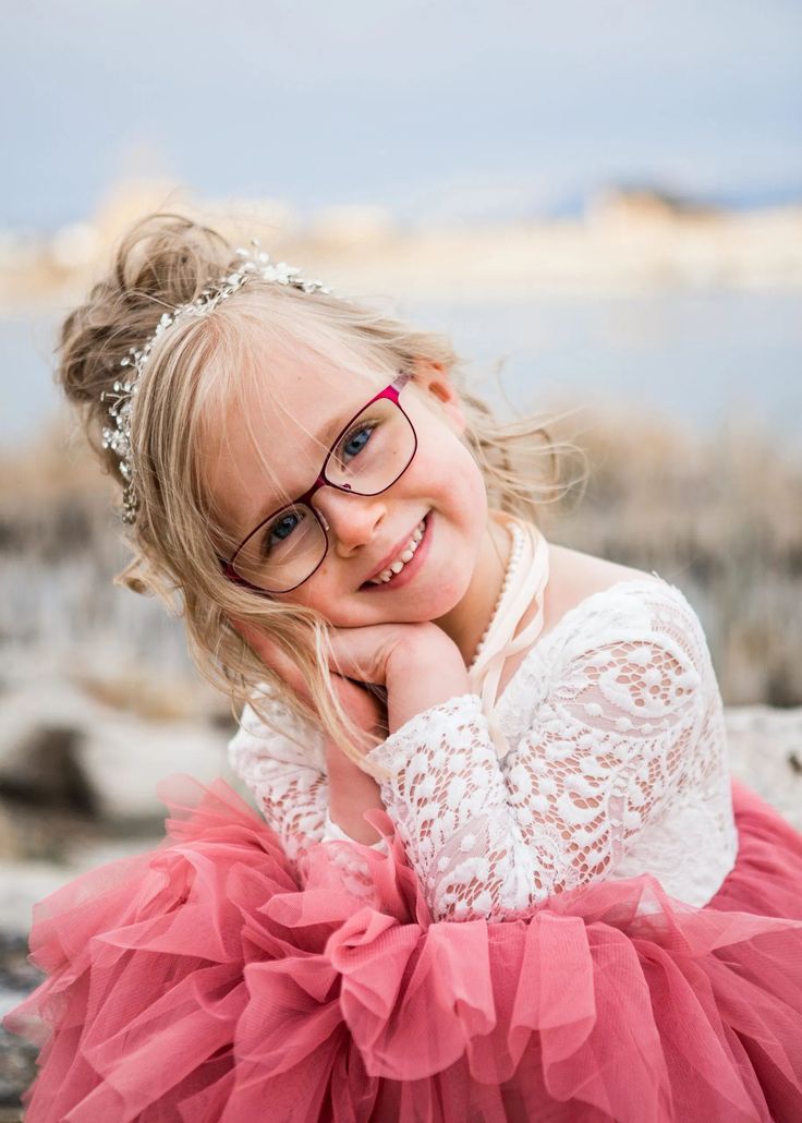 Five Year Old Photo Shoot, Birthday Photoshoot Ideas With Flowers, Megan Photoshoot, Kids Birthday Photoshoot Ideas, Photoshoot Ideas With Flowers, Birthday Photoshoot Ideas, Toddler Pictures, Children Photography Poses, Family Picture Poses