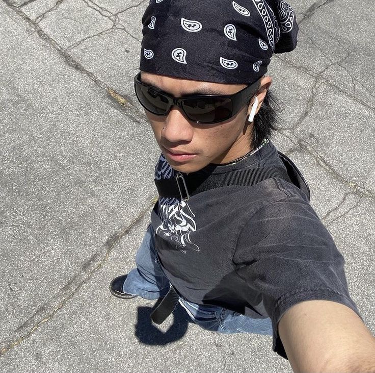 Bandana Outfits Men, Handkerchief Outfit Men, Black Bandana Outfit Men, Mens Bandana Style, Men Bandana Style, Men In Bandanas, Bandana Hairstyles Men, Black Bandana Outfit, Outfits With Bandanas Men