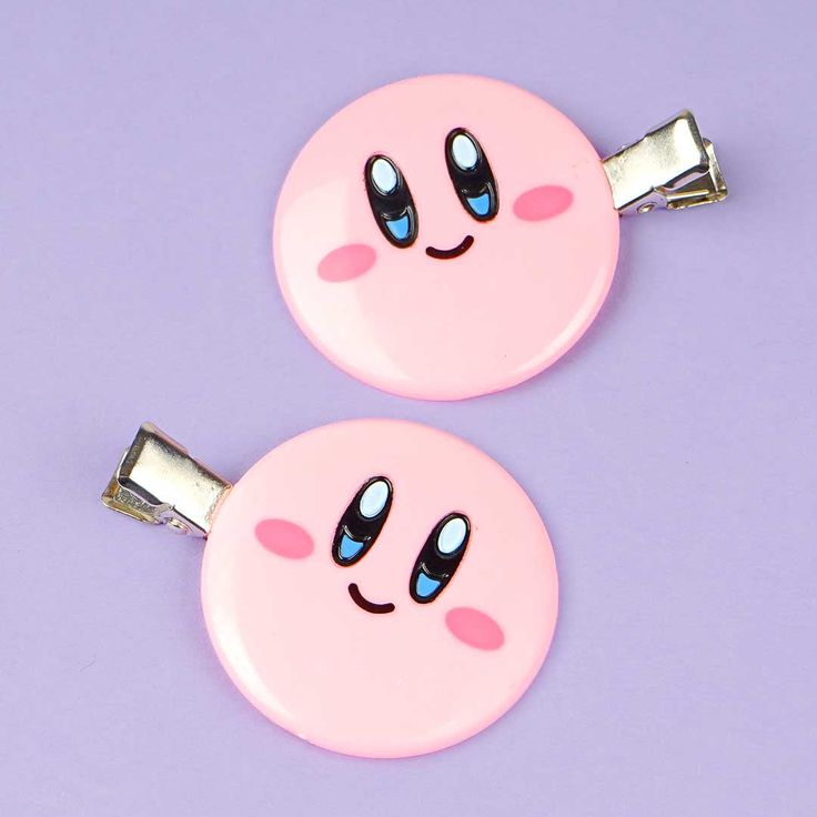 This flat hair clip set features Kirby's cute and puffy face! It can hold your bangs firmly in place without leaving any marks. You can wear it while washing your face or doing your makeup. Clip size: Approx. 50 mm x 38 mm Set includes 2 x hair clips Hair Tongs, Puffy Face, Waddle Dee, Kirby Nintendo, Washing Your Face, Dream Land, Flat Hair, Kawaii Shop, Stationery Items