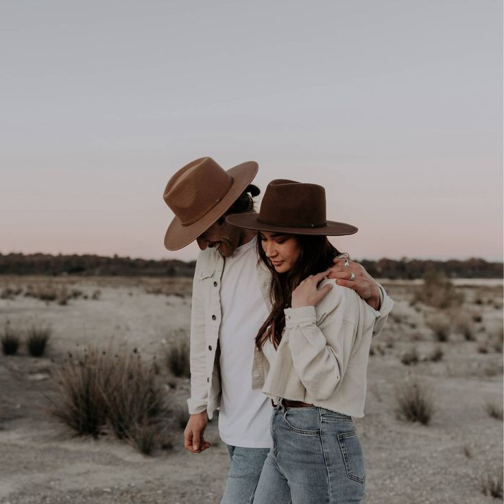 Inspired by the classic outback fedora with a simpler aesthetic. The Andy is our strongest statement piece yet, featuring a size adjustable sweatband to suit varied head sizes, a tall teardrop crown atop a wide brim and a grosgrain binding to protect the brim. Made from stiffened dark chocolate brown Australian wool. Trip Photoshoot, Brim Hat Outfit, Womens Straw Hats, Wide Brim Fedora, Dark Chocolate Brown, Crown Design, Caramel Brown, Quality Hats, Winter Beanie