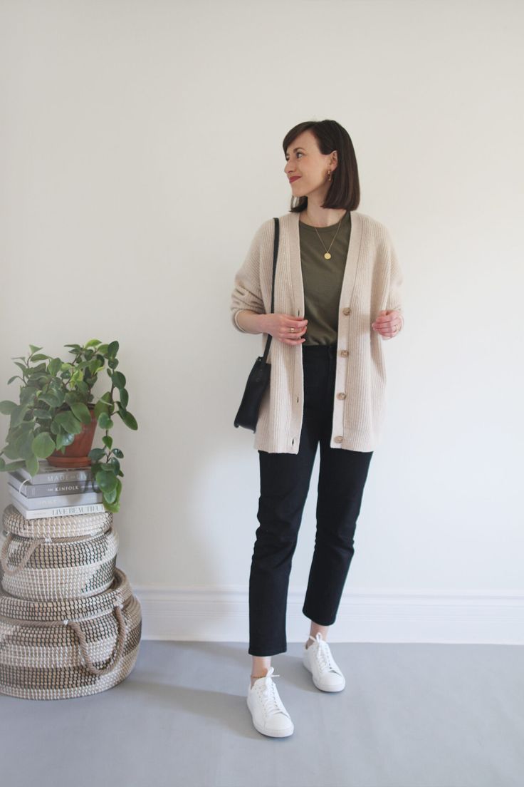 Minimalist Elegant Outfit, Cute Minimal Outfits, Minimal Outfits For Women, Summer Cardigan Outfit, Cardigans Outfits, Outfit Tenis, A Week Of Outfits, Minimal Style Outfits, Week Of Outfits