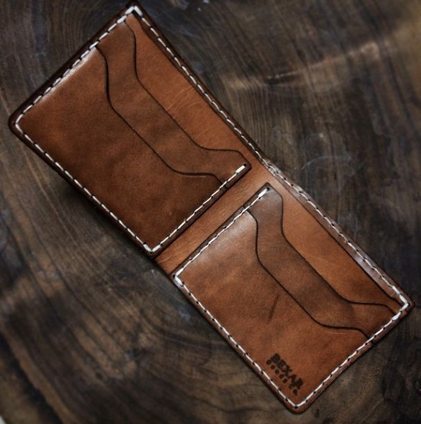 Buck Brown Classic Bifold - Inside View Leather Craft Patterns Free, Leather Craft Patterns Free Printable, Craft Patterns Free, Diy Leather Wallet Pattern, Diy Leather Wallet, Handcrafted Leather Wallet, Free Printable Templates, Leather Working Patterns, Card Design Handmade