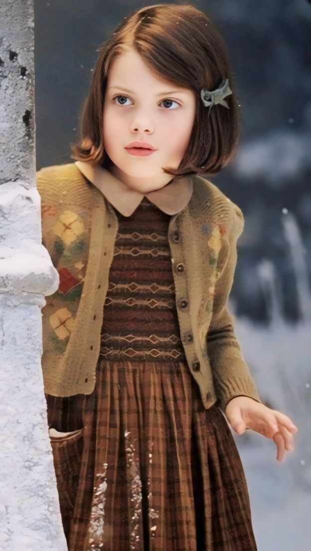 Lucy Pensive Narnia, Lucy Pevensie Outfit, Lucy Pevensie Costume, Lucy Narnia, Narnia Characters, Narnia Lucy, Narnia 1, Narnia Wardrobe, Narnia Costumes