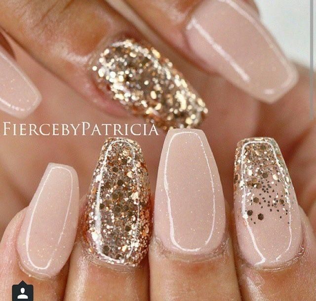 such pretty champagne nails, i think if they were matte with glitter it would be even more striking! these are so pretty for new years and winter feels!  #nailart #nails #winternails Dip Nail Ideas Nye, Nude Nye Nails, Shorter Christmas Nails, Christmas And Nye Nails, Dipnails Ideas, Nails With Sparkles Accent, Nye Nails Dip, Christmas Nye Nails, Christmas Nude Nails