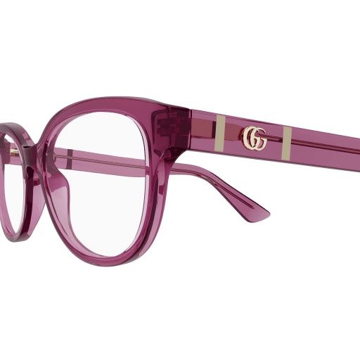 Gucci Collection Iconic shapes interpreted in a easy to wear and elegant mood. Cat eye rounded sunglasses. Gucci interlocking logo on temples framed by two gold-coloured bars. Mood Cat, Gucci Collection, Gucci Eyeglasses, Sunglasses Gucci, Gucci Glasses, Gucci Logo, Top Design Fashion, Eyeglass Case, Prescription Sunglasses