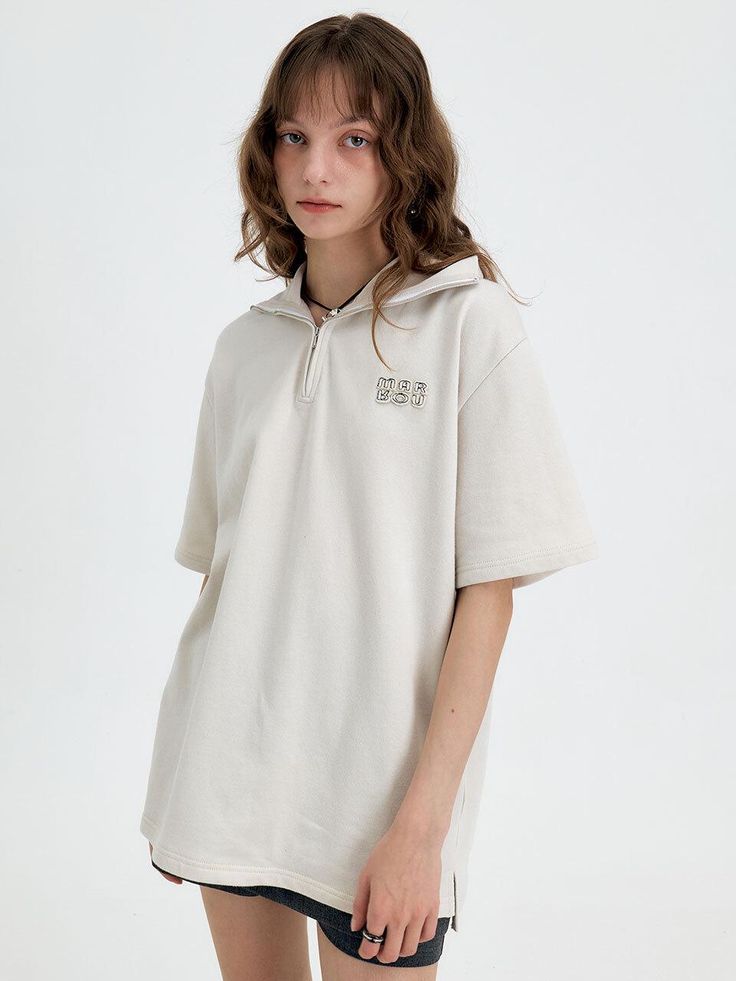 This is a minimal and casual top by marron edition that is made out of high quality and sturdy fabric. With design detail that gives a young and comfortable mood, you can style it with various items for a clean daily outfit. - Boxy silhouette and casual length- Light washed cotton fabric- Brand logo embroidery detail Beige Casual T-shirt For Loungewear, Casual Beige T-shirt For Loungewear, Modern Short Sleeve Tops For Loungewear, Neutral Crew Neck Cotton Top, Neutral Cotton Crew Neck Top, Cream Relaxed Fit Everyday Tops, Modern Relaxed Fit Tops For Loungewear, Casual Neutral Tops For Loungewear, Relaxed Cream Tops For Everyday