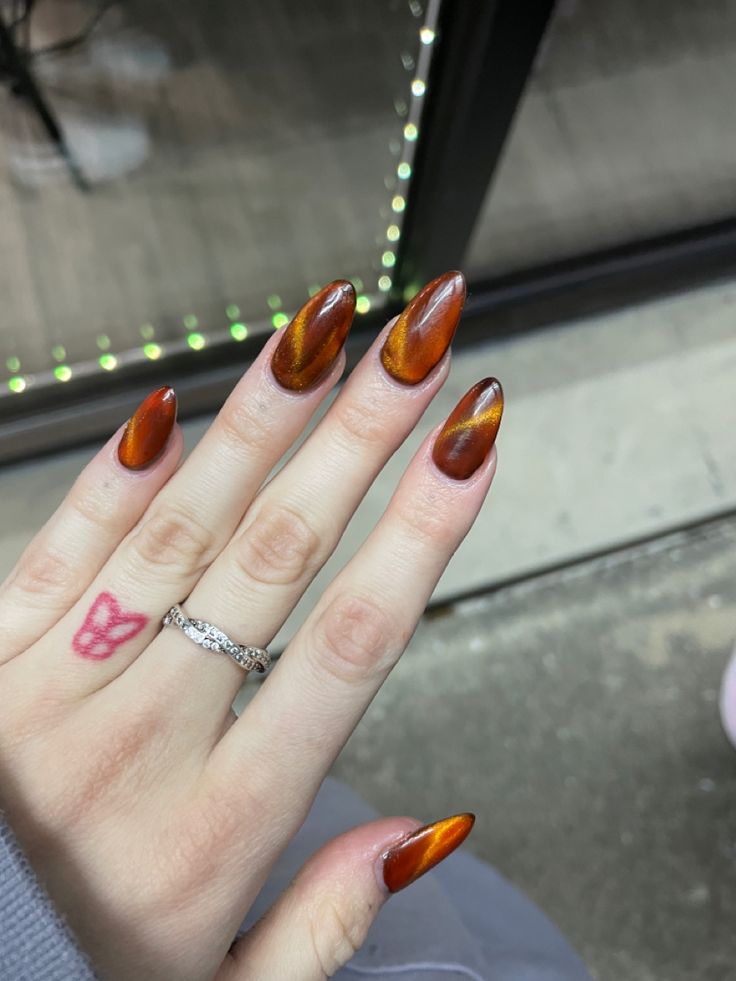 Almond Style Nails Fall, Cateye Fall Nails 2024, Cat Eye Nails Almond Shape, Autumn Cat Eye Nails, Cat Eye Nails Orange, Orange Cateye Nails, Carnelian Nails, Cat Eye Tips Nails, Cat Eye Nails Almond