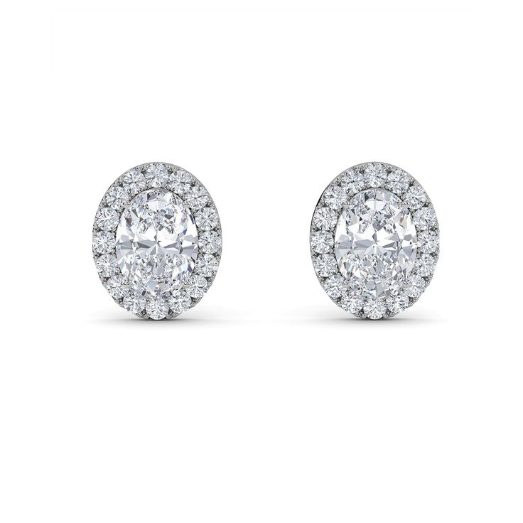 Estos aretes clásicos cuentan con brillantes piedras ovaladas en el centro y un deslumbrante halo de diamantes redondos que envuelve la gema central en un aura de luz. Oval Diamond Earrings, Oval Diamond Earring, Timeless Earrings, Diamond Solitaire Earrings, Halo Stud Earrings, Oval Earrings, Halo Earrings Studs, Solid Gold Earrings, Oval Earring