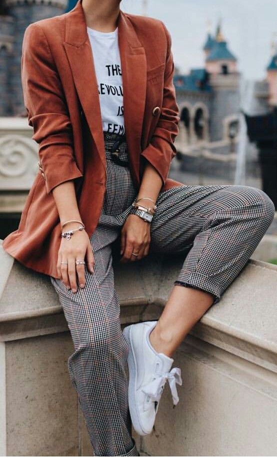 Plaid Pants Outfit, Peplum Tops, Chique Outfits, Blazer Outfit, Brown Blazer, Summer Work Outfits, Mode Casual, Retro Mode, Business Outfit