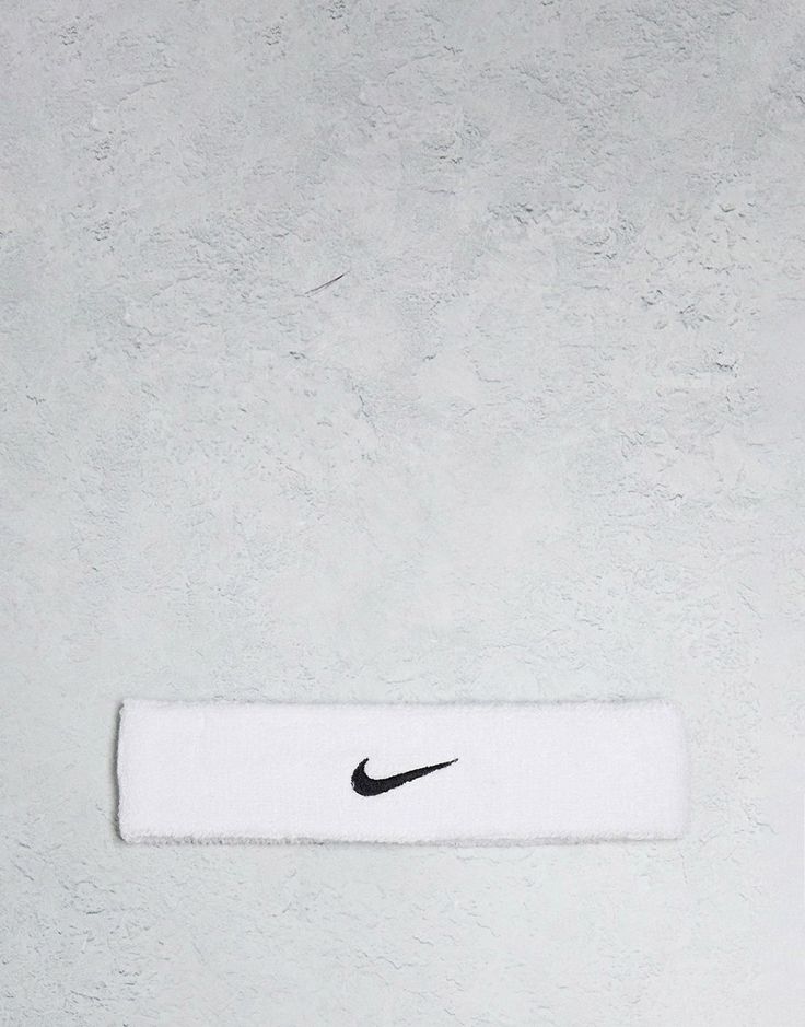 Accessoires par Nike À la recherche d'inspirations pour vos tenues de sport ? C'est ici que ça se passe Broderie logo Nike Modèle fin Se glisse dans les cheveux Nike Fitness, Football Tricks, Workout Inspo, Headband White, Workout Inspiration, Nike Workout, Nike Training, White Headband, Field Hockey