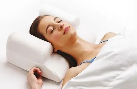 9 Night Rituals You Should Always Do Before Bed Sleep On Your Back, Wrinkle Prevention, Hide Wrinkles, Beauty Pillow, Sleep Posture, Side Sleeping, Amazon Influencer, Dry Skin Remedies, Face Pillow