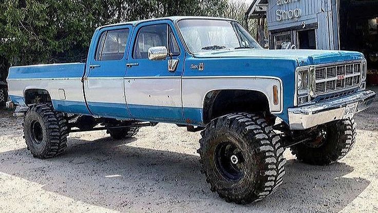 a blue and white truck parked in front of a building