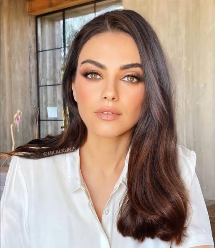 Mila Kunis Hair, Warm Makeup, Rambut Brunette, Brunette Makeup, Makeup Pengantin, Bridal Makeup Natural, Brown Hair Brown Eyes, Long Dark Hair, Natural Wedding Makeup