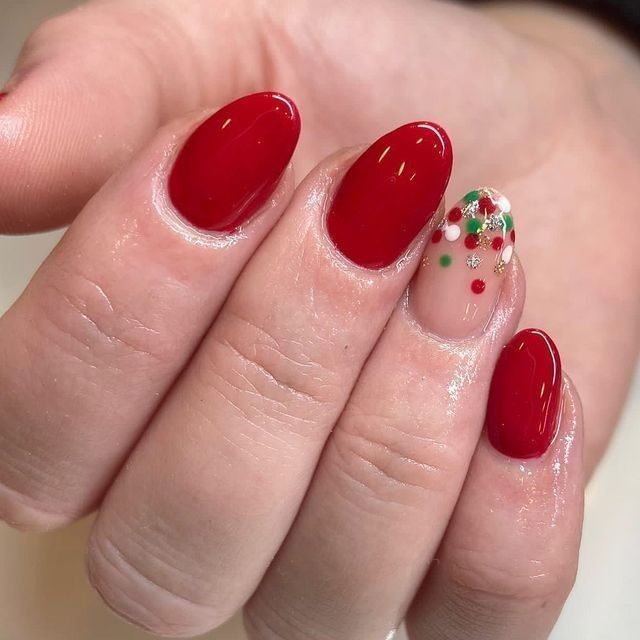 Christmas Nails 2023 Short Easy, Super Simple Christmas Nails, Christmas Nails 2023 Almond, Chrismast Nailart, December Nails Christmas Xmas, Christmas Nails Round, Short Almond Nails Christmas, Christmas Biab Nails, Short Almond Christmas Nails